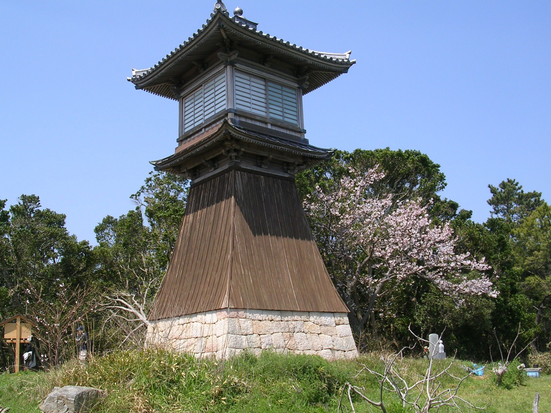 灯籠堂の石塁