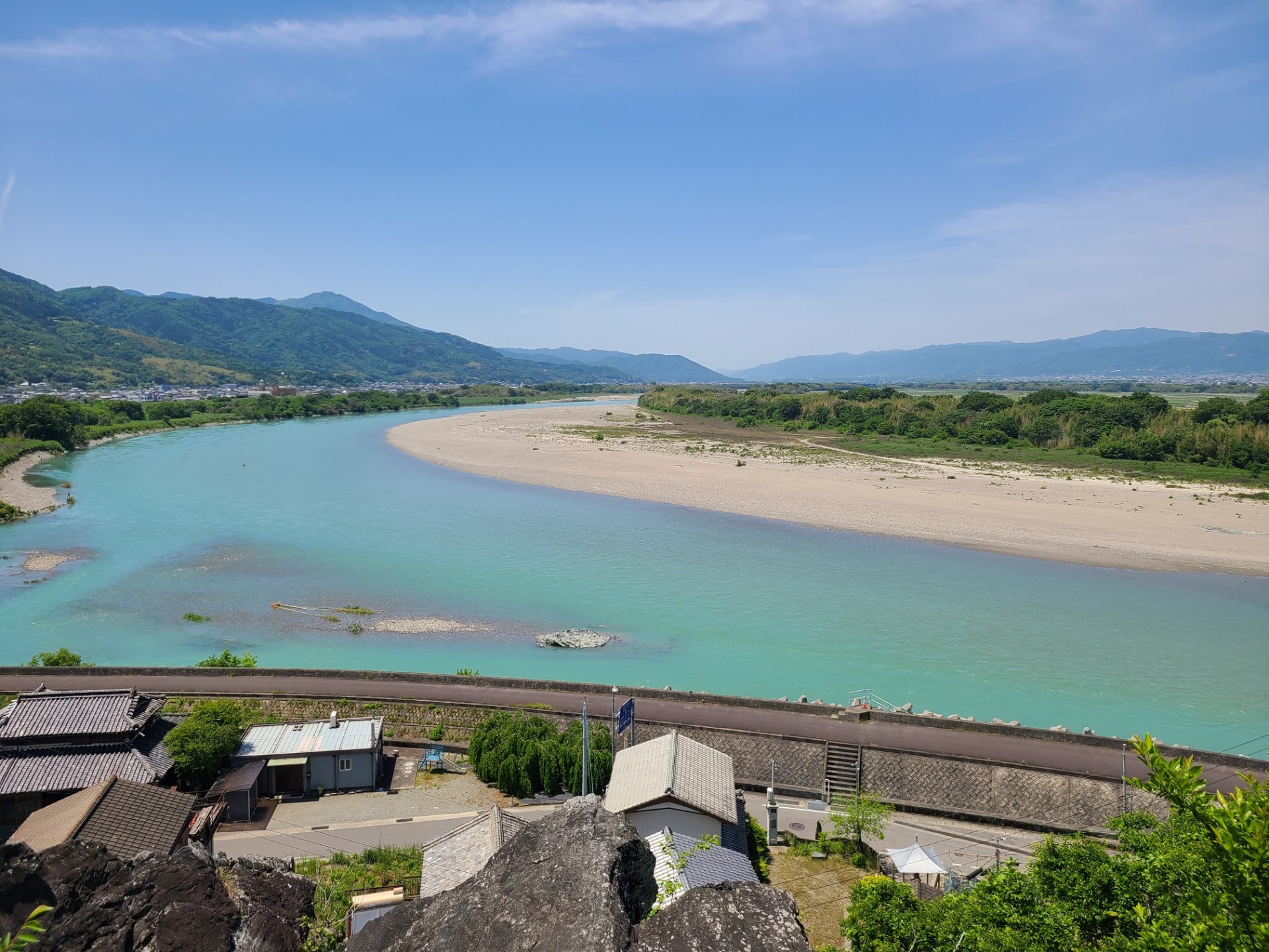 岩の鼻展望台と善入寺島（粟島）