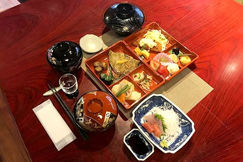 カネジュウ館